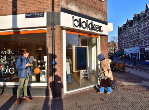 2017-02-14 17:30:21 AMSTERDAM - Een filiaal van Blokker aan de Bilderdijkstraat. De winkelketen grijpt wegens tegenvallende resultaten terug op goedlopende producten uit het verleden. Artikelen als groene zeep, sudderplaatjes en de pluizentondeuse keren terug in de schappen. ANP ROBIN UTRECHT
